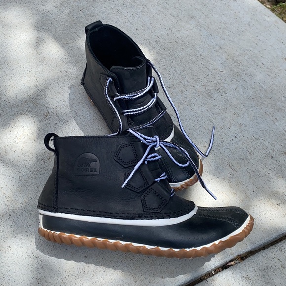 Sorel Out n About Lace Up Black & White Boots - Picture 6 of 9